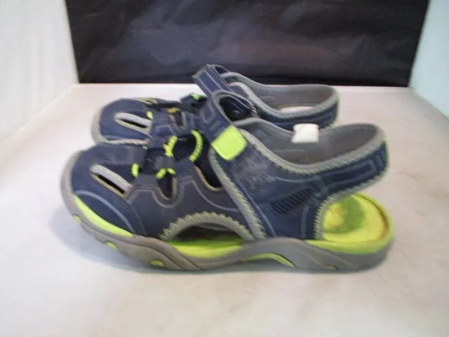 Basketball Shoes For Elite Performance-Used Youth Sneaker Sandal Size 2